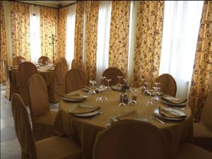 Un restaurante o sitio para comer en Hostal Parador de los Galanes