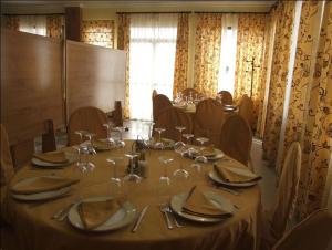 Un restaurante o sitio para comer en Hostal Parador de los Galanes