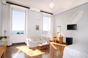 TV a/nebo společenská místnost v ubytování Hotel Mediterranee