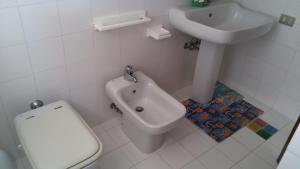 bagno con servizi igienici e lavandino di Condominio Mariella a Bibione