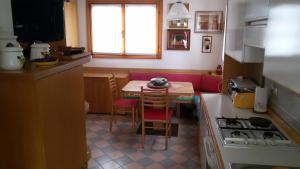 ビビオーネにあるCondominio Mariellaの小さなキッチン(テーブル、テーブル、椅子付)