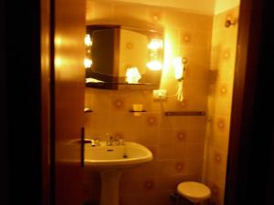 Bilik mandi di Hotel Cristina +42 gambar