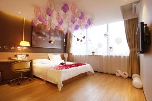 a bedroom with a bed with a bunch of balloons at IU Hotel Guangzhou Jingxi Nanfang Hospital Station in Guangzhou +43 photos
