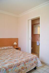 ラ・ゴードにあるAuberge de la Baronneのベッドルーム1室(ベッド1台、バスルーム付)