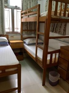 Rúm í herbergi á Johnson Hostel