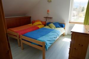 2 Einzelbetten in einem Zimmer mit Fenster in der Unterkunft Gite tout confort in Jausiers