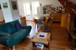 ein Wohnzimmer mit einem Sofa und einem Tisch in der Unterkunft Gite tout confort in Jausiers