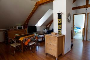 Zimmer mit einem Schreibtisch und einem Computer im Dachgeschoss in der Unterkunft Gite tout confort in Jausiers