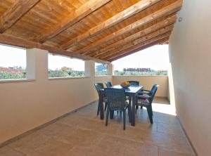 ein Esszimmer mit Tisch und Stühlen in der Unterkunft Apartments Duilija 1301 in Barbariga