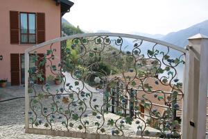 ein Glastor mit Gartenblick in der Unterkunft Apartments in Lezzeno Lake Como in Lezzeno