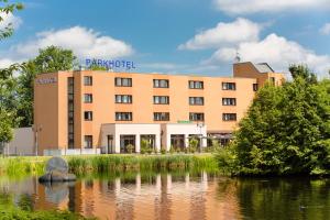 un hotel di fronte a un corpo d'acqua di Montana Parkhotel Marl a Marl