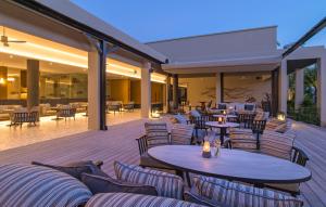 Posezení v ubytování The ShellSea Krabi I Luxury Beach Front Resort & Pool Villa