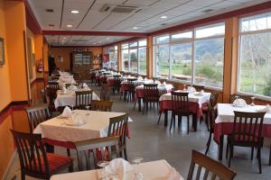 Reštaurácia alebo iné gastronomické zariadenie v ubytovaní Hotel Royal III
