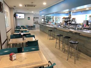 Reštaurácia alebo iné gastronomické zariadenie v ubytovaní Hotel Royal III