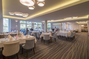 Reštaurácia alebo iné gastronomické zariadenie v ubytovaní Hotel Masuria