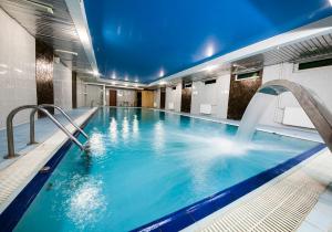 una gran piscina con una fuente de agua en Hotel Yacht Club Noviy Bereg, en Boltino