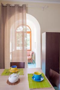 uma mesa com duas chávenas e pratos em Appartamenti Le Primule em Marciana Marina