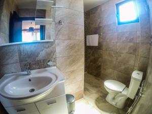 un baño con lavabo e inodoro en Apartments Timoni, en Ulcinj 37 fotos más