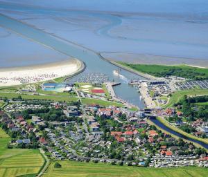 eine Luftansicht einer Stadt neben einem Strand in der Unterkunft Aquantis Bensersiel in Bensersiel