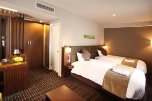 Cette chambre comprend un grand lit et une table. dans l'établissement Hotel Gracery Tokyo Tamachi, à Tokyo