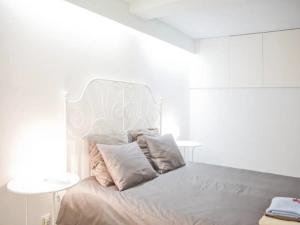 ポルトにあるHouse Cedofeitaの白いヘッドボード付きのベッドが備わる白いベッドルーム1室