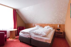 a hotel room with a bed in a room at Bürgerbräu in Überlingen