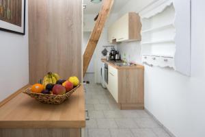 a bowl of fruit on a table in a kitchen at Reiterhof an der Nordsee in Witzwort