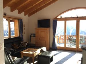 Una televisión o centro de entretenimiento en Chalet Bergkristall