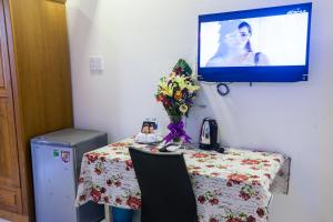 TV a/nebo společenská místnost v ubytování Ailen Garden 2 Hotel