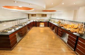 una grande cucina con una linea a buffet con cibo di Gawharet Al Ahram Hotel a Il Cairo