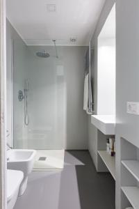 ローマにあるVicoloft Vicoloの白いバスルーム(シャワー、シンク付)