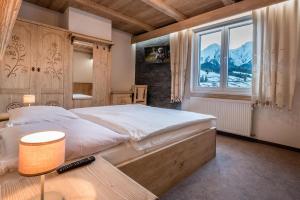 een slaapkamer met een groot bed en een raam bij Penzión u Pavla in Ždiar
