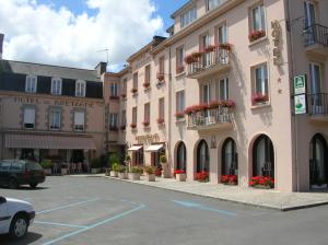 un parking devant un immeuble dans l'établissement Hôtel de Bretagne Dol centre ville - Hotel et Restaurant, à Dol-de-Bretagne