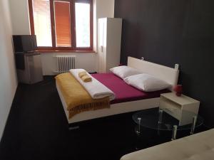 sypialnia z dużym łóżkiem z fioletowym materacem w obiekcie hotel KORUNA w mieście Rožnov pod Radhoštěm