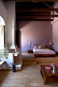 - une chambre avec un grand lit et une table dans l'établissement Ilakia, à Tholón