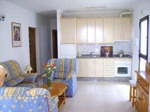 a living room with two couches and a kitchen at El Capistrano Sur in Nerja