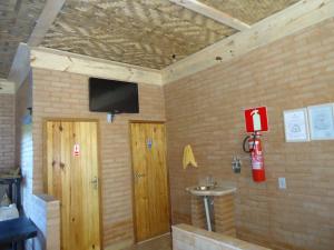 En tv och/eller ett underhållningssystem på Hostel Mirante do Vale