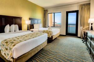 A bed or beds in a room at Edge Hotel Clearwater Beach