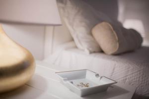 Een bed of bedden in een kamer bij La Settima Luna Hotel