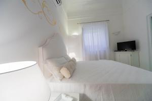 Een bed of bedden in een kamer bij La Settima Luna Hotel