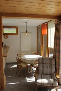 a dining room with a table and chairs at Rutschi Ferienwohnung in Sumiswald