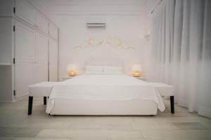 Een bed of bedden in een kamer bij La Settima Luna Hotel