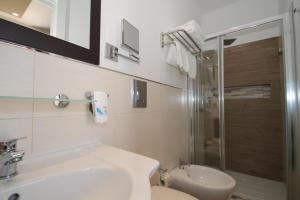 ein Bad mit einem WC, einem Waschbecken und einer Dusche in der Unterkunft Ayres Del Mar in San Vito lo Capo