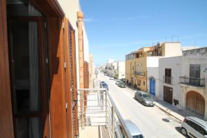 einen Balkon mit Blick auf eine Stadtstraße in der Unterkunft Ayres Del Mar in San Vito lo Capo