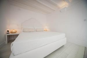 Een bed of bedden in een kamer bij La Settima Luna Hotel
