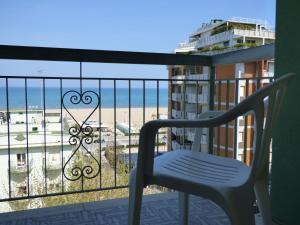 リミニにあるConsul Hotelのビーチを望むバルコニー(椅子付)