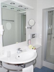 Koupelna v ubytování Hotel am Feuersee + 22 fotografií