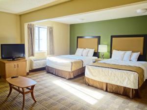 Säng eller sängar i ett rum på Extended Stay America Suites - Raleigh - Cary - Regency Parkway South