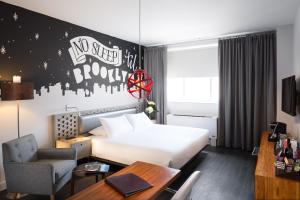 una habitación de hotel con una cama y un escritorio en NU Hotel, en Brooklyn