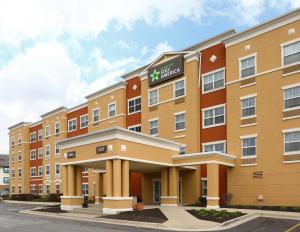 an image of the front of a hotel at Extended Stay America Suites - Chicago - O'Hare - Allstate Arena in Des Plaines